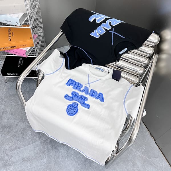 世界中で大人気♪プラダ ロゴエンブロイダリー コットン Tシャツ コピー 2色 pun26246